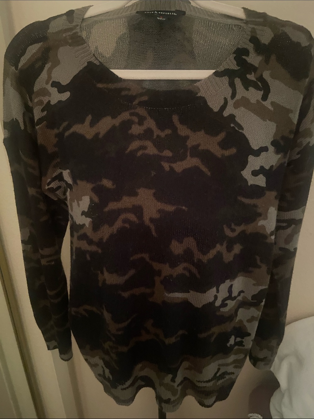 Rock & Republic Camo lightweight pullover